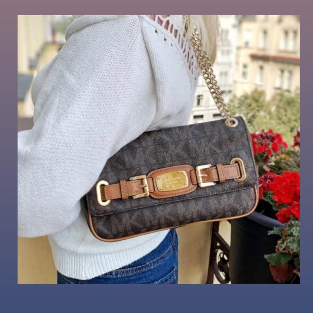 Michael Kors shoulder/crossbody with gold chain